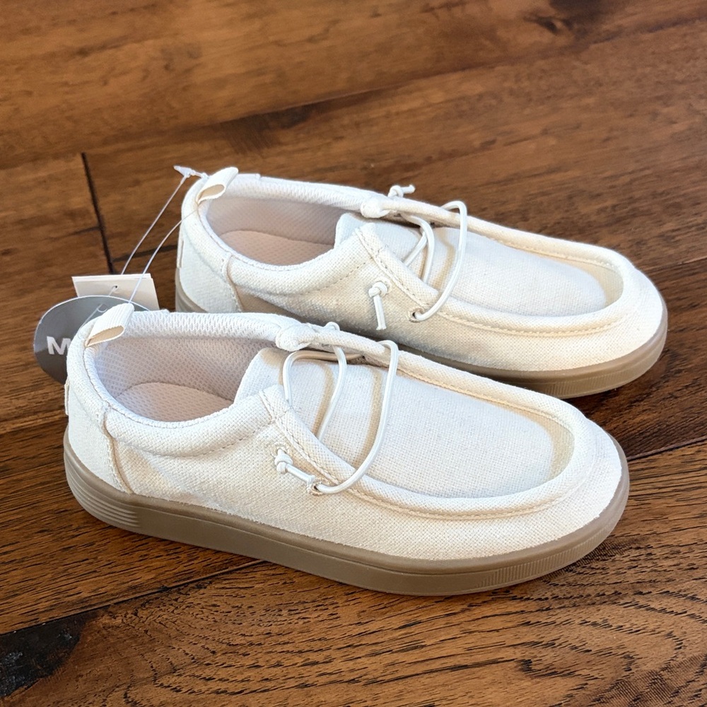 NWT Casual Cream Canvas Shoes
